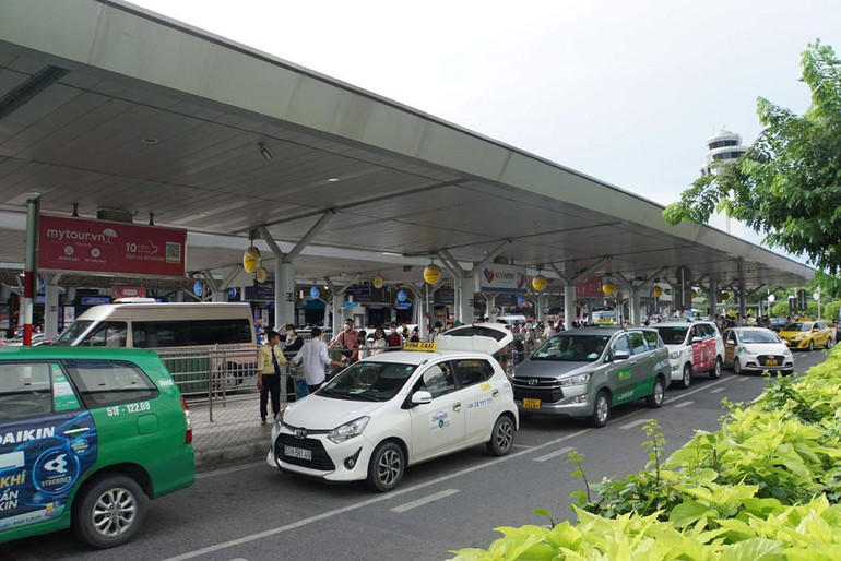 Khu vực đón xe công nghệ, xe taxi ở sân bay Tân Sơn Nhất đã đi vào trật tự, do nhiều lực lượng phối hợp điều tiết. Khu vực đón xe công nghệ, xe taxi ở sân bay Tân Sơn Nhất đã đi vào trật tự, do nhiều lực lượng phối hợp điều tiết.