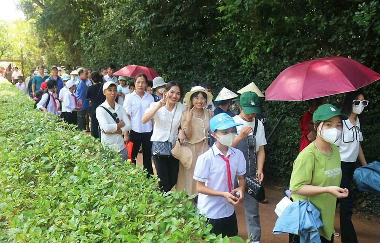 Du khách về thăm Khu Di tích Kim Liên dịp lễ Quốc khánh 2/9. (Ảnh: HUY THƯ)