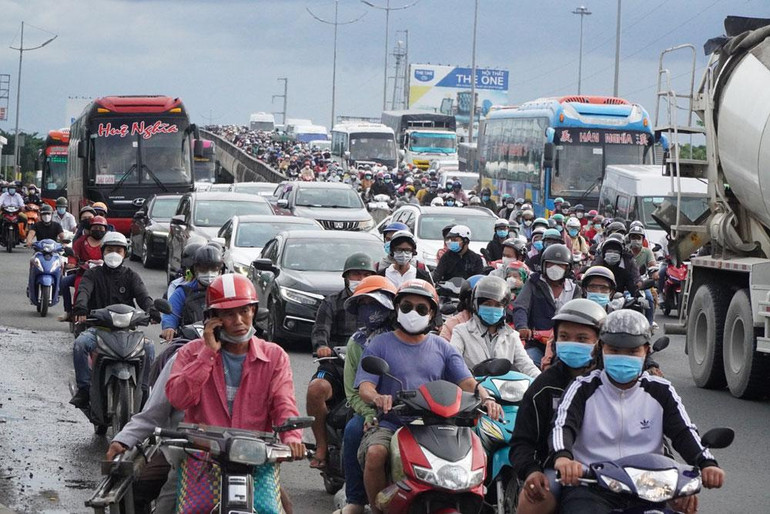 Người và phương tiện trở lại TP Hồ Chí Minh làm ùn tắc ở cửa ngõ phía tây đoạn quốc lộ 50. Người và phương tiện trở lại TP Hồ Chí Minh làm ùn tắc ở cửa ngõ phía tây đoạn quốc lộ 50.