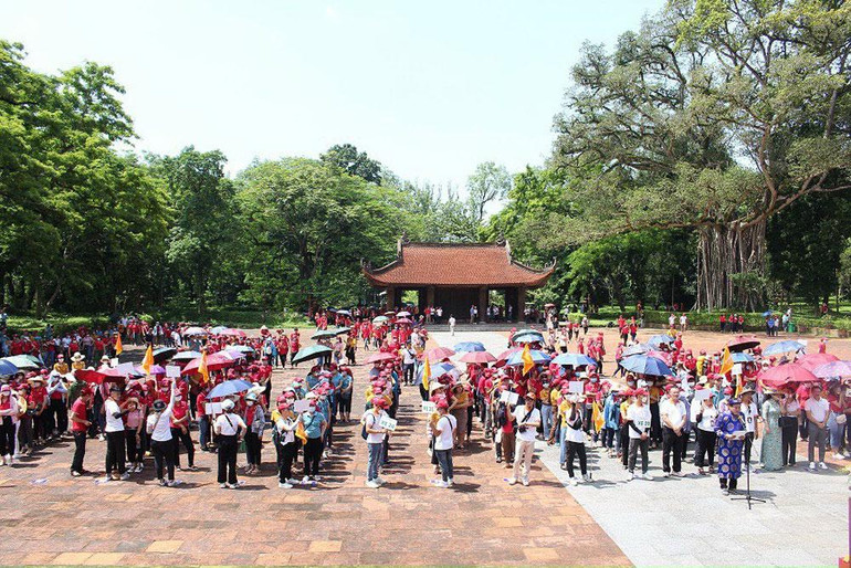 Đông đảo khách du lịch tham quan, tìm hiểu di tích lịch sử Lam Kinh. Đông đảo khách du lịch tham quan, tìm hiểu di tích lịch sử Lam Kinh.