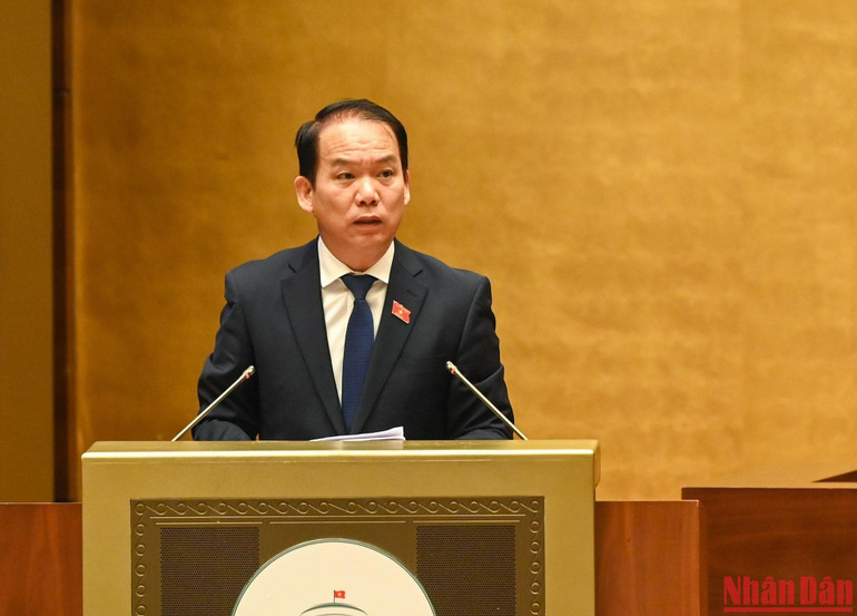 Chủ nhiệm Ủy ban Pháp luật Hoàng Thanh Tùng trình bày báo cáo tóm tắt một số vấn đề lớn còn ý kiến khác nhau về dự thảo Luật.