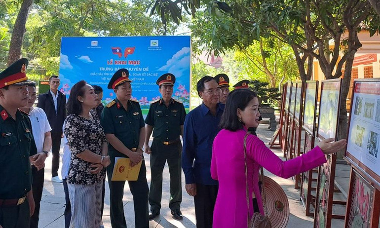 Du khách tham quan Khu Di tích quốc gia đặc biệt Truông Bồn.