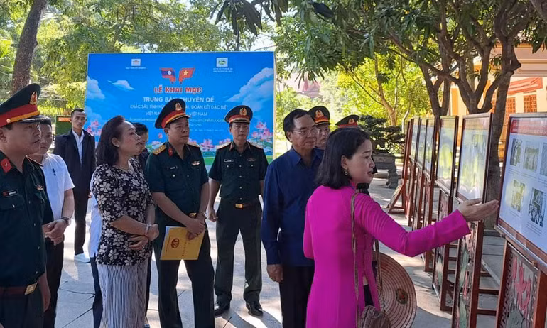 Du khách tham quan Khu Di tích quốc gia đặc biệt Truông Bồn.