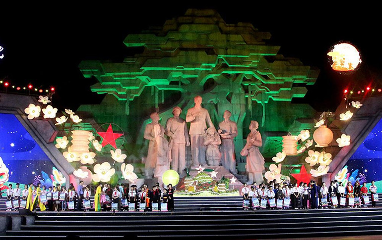 Lãnh đạo tỉnh Tuyên Quang tặng quà cho các em học sinh có hoàn cảnh khó khăn, vượt khó học giỏi.