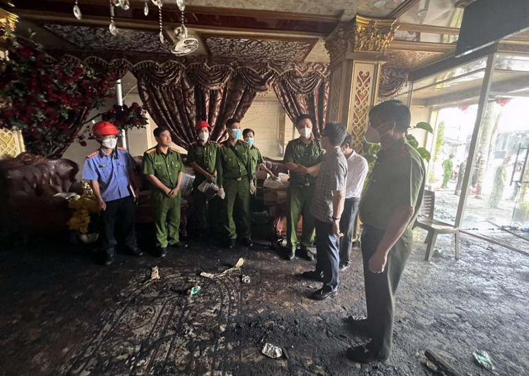 Phó Thủ tướng Vũ Đức Đam kiểm tra hiện trường vụ cháy.