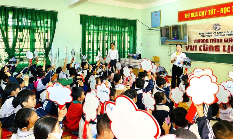 Ban Quản lý Khu lưu niệm Chủ tịch Tôn Đức Thắng tổ chức chương trình giáo dục “Vui cùng lịch sử” cho học sinh Trường Tiểu học Tôn Đức Thắng, huyện Krông Búk, tỉnh Đắk Lắk.