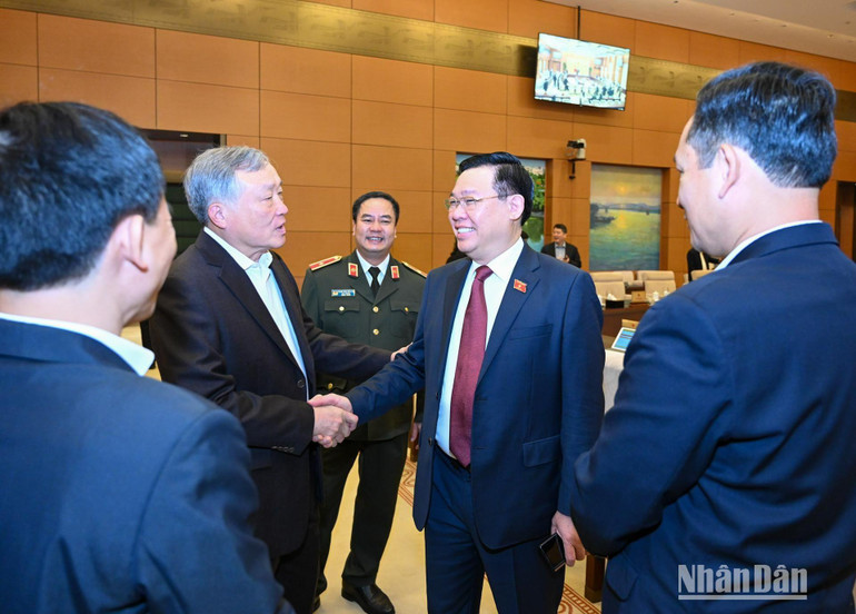 Chủ tịch Quốc hội Vương Đình Huệ với các đại biểu dự phiên họp.