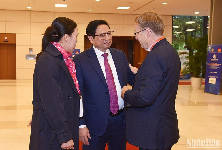 Thủ tướng Phạm Minh Chính trao đổi với các đại biểu tham dự Diễn đàn Kinh tế Việt Nam.