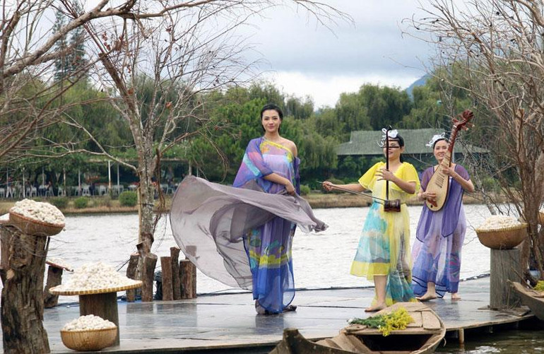 Đoản khúc lụa tơ tằm.