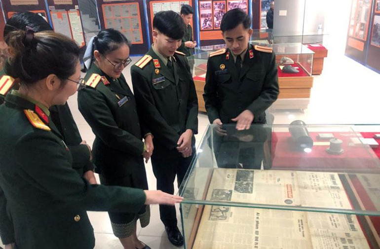 Khách tham quan không gian trưng bày tại Bảo tàng Báo chí Việt Nam.