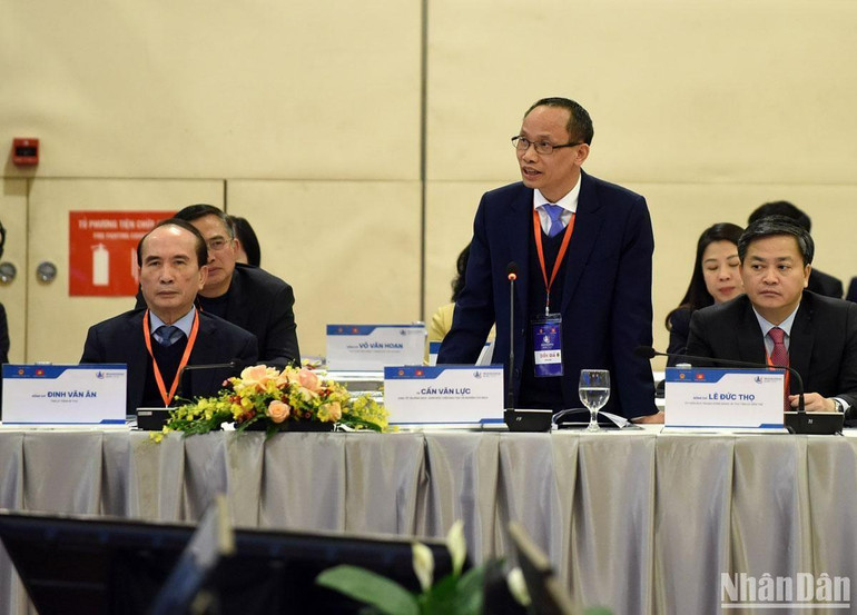 Chuyên gia kinh tế phát biểu.