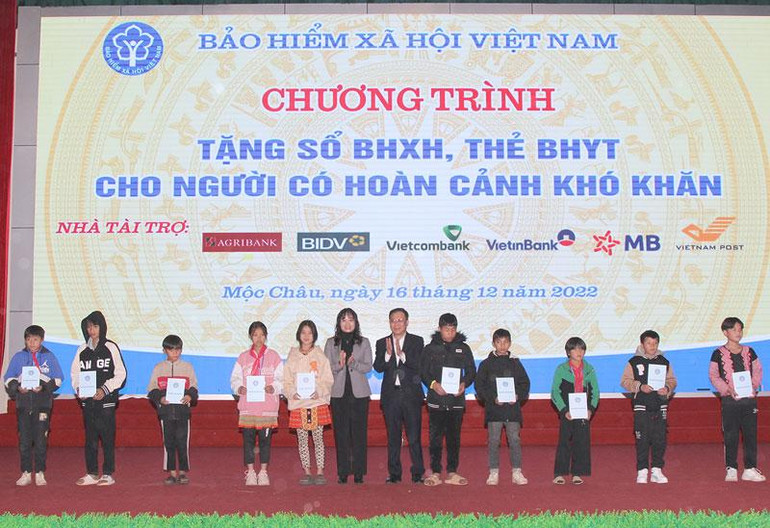 Trao tặng thẻ bảo hiểm y tế cho học sinh có hoàn cảnh khó khăn.