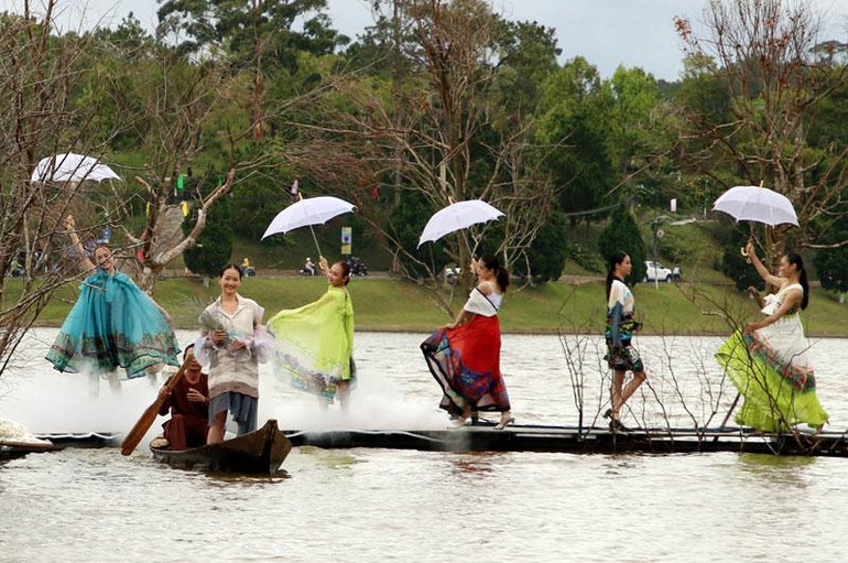 Bức họa chiều phố núi.