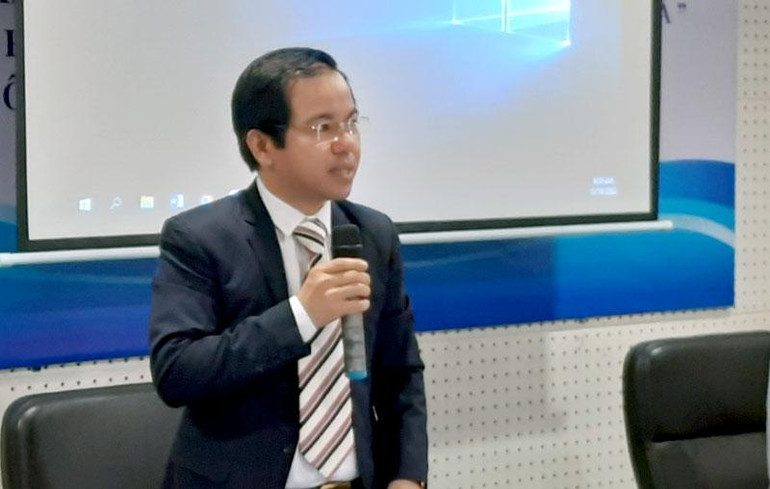 Phó Giáo sư, Tiến sĩ Vũ Tuấn Hưng, Phó Viện trưởng phụ trách Viện Khoa học Xã hội vùng Nam Bộ phát biểu tại hội thảo khoa học.