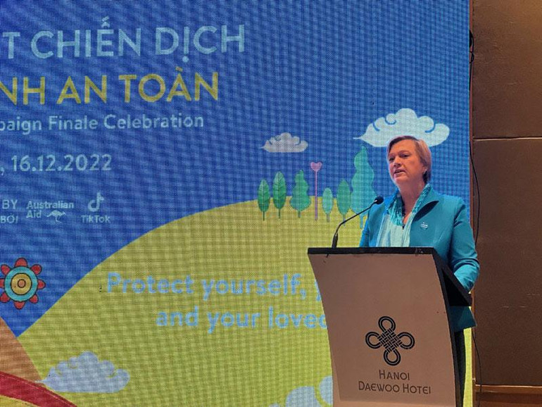 Trưởng đại diện UNICEF tại Việt Nam bà Rana Flowers phát biểu tại Lễ tổng kết.