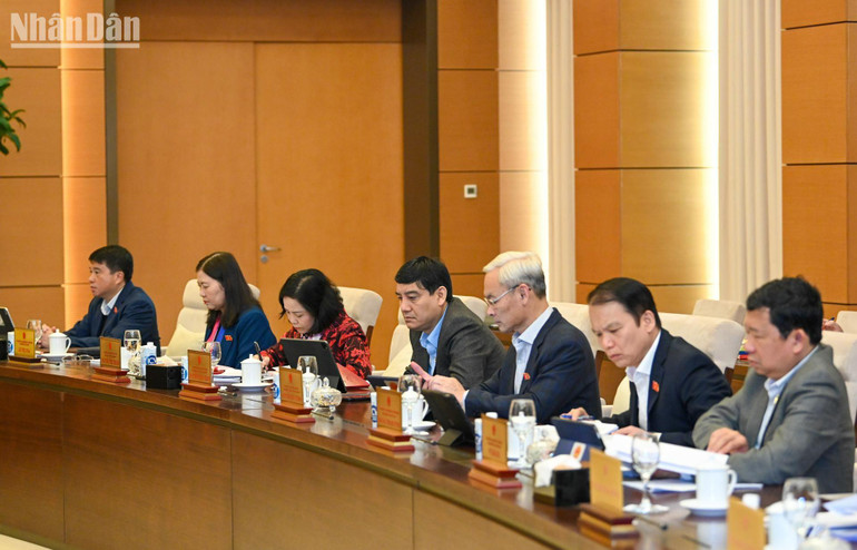 Các Ủy viên Ủy ban Thường vụ Quốc hội dự phiên họp.