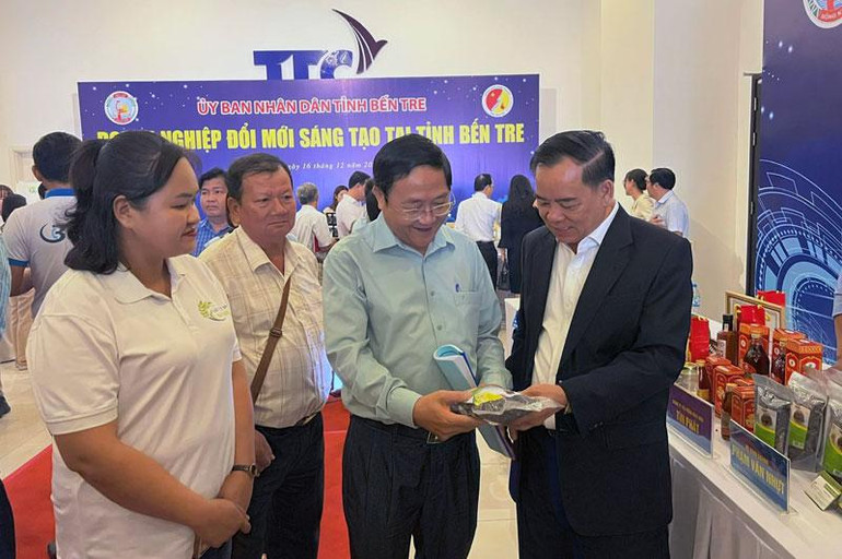 Lãnh đạo tỉnh Bến Tre tham quan các gian hàng giới thiệu sản phẩm đổi mới sáng tạo.