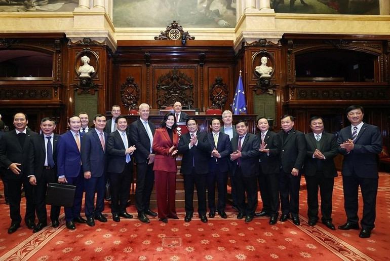 Thủ tướng Phạm Minh Chính và Chủ tịch Thượng viện Vương quốc Bỉ Stephanie D’Hose cùng thành viên đoàn hai nước. (Ảnh: TTXVN)