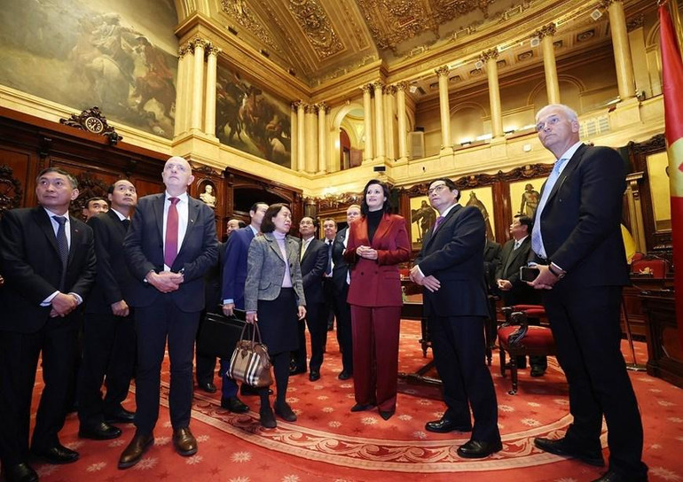 Chủ tịch Thượng viện Vương quốc Bỉ Stephanie D’Hose giới thiệu với Thủ tướng Phạm Minh Chính không gian, kiến trúc và lịch sử trụ sở Thượng viện Bỉ. (Ảnh: TTXVN)