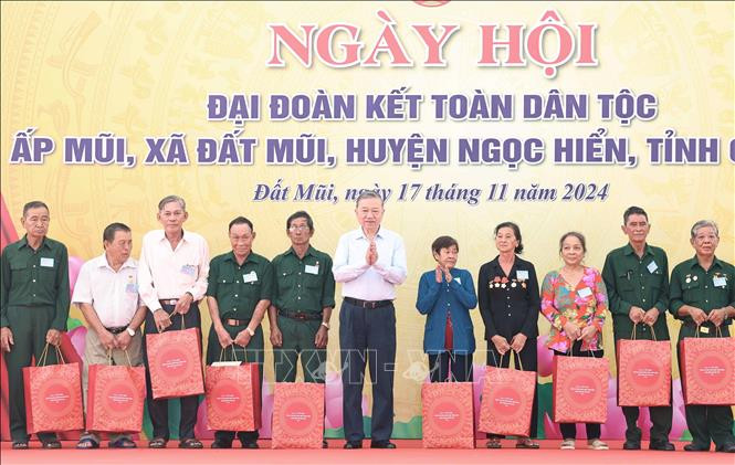 Tổng Bí thư Tô Lâm trao quà cho các gia đình chính sách. Ảnh: Thống Nhất/TTXVN Tổng Bí thư Tô Lâm trao quà cho các gia đình chính sách. Ảnh: Thống Nhất/TTXVN