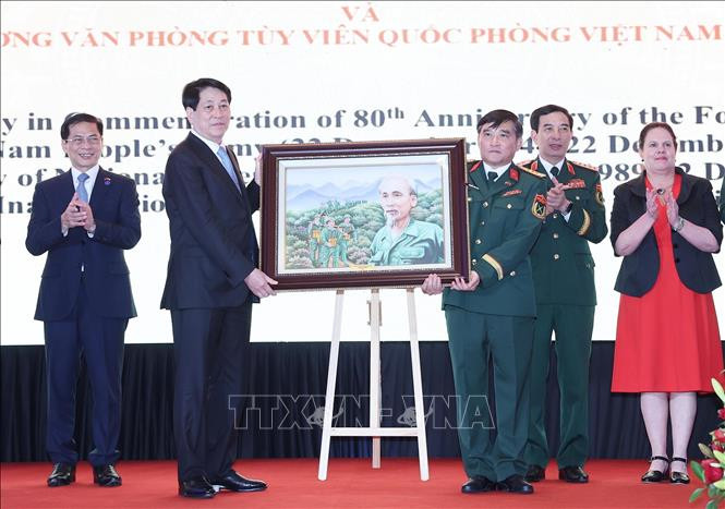 Chủ tịch nước Lương Cường trao chân dung Chủ tịch Hồ Chí Minh tặng Cơ quan Tùy viên Quốc phòng Việt Nam tại Chile. (Ảnh: Lâm Khánh/TTXVN)