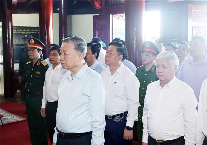 Tổng Bí thư Tô Lâm dâng hương, hoa tại Đền thờ Quốc tổ Lạc Long Quân. Ảnh: Thống Nhất/TTXVN Tổng Bí thư Tô Lâm dâng hương, hoa tại Đền thờ Quốc tổ Lạc Long Quân. Ảnh: Thống Nhất/TTXVN