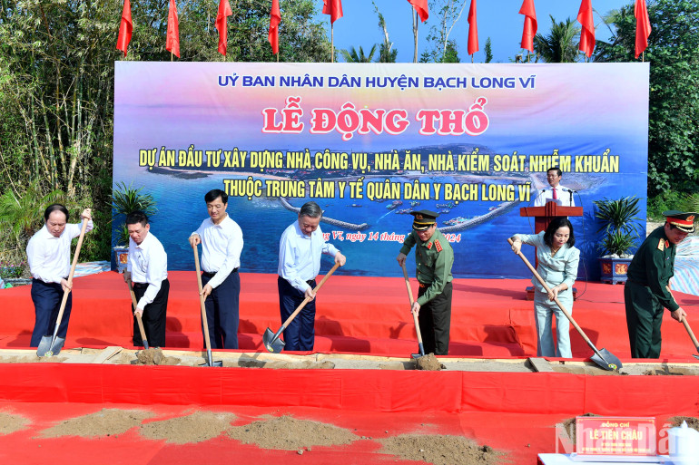 Tổng Bí thư và các đại biểu dự Lễ động thổ Dự án xây dựng nhà công vụ, nhà ăn, nhà kiểm soát nhiễm khuẩn thuộc Trung tâm y tế Quân-Dân-Y huyện Bạch Long Vĩ.