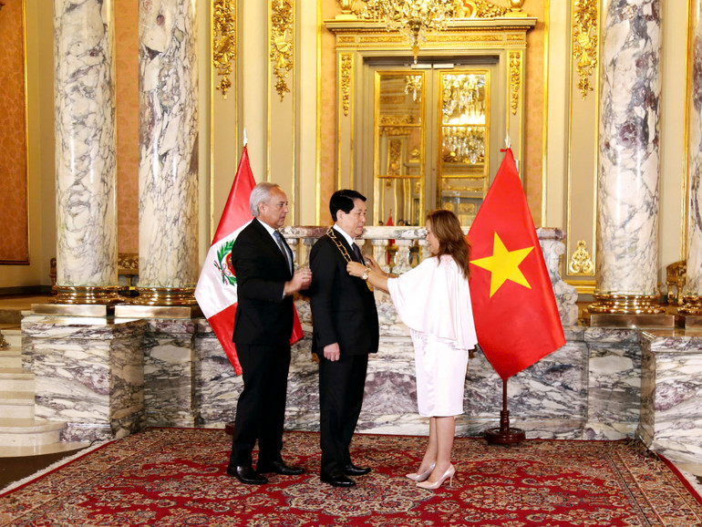 Tổng thống Peru Dina Ercilia Boluarte Zegarra trao Huân chương “Mặt trời Peru” cấp Đại Thập tự cho Chủ tịch nước Lương Cường.