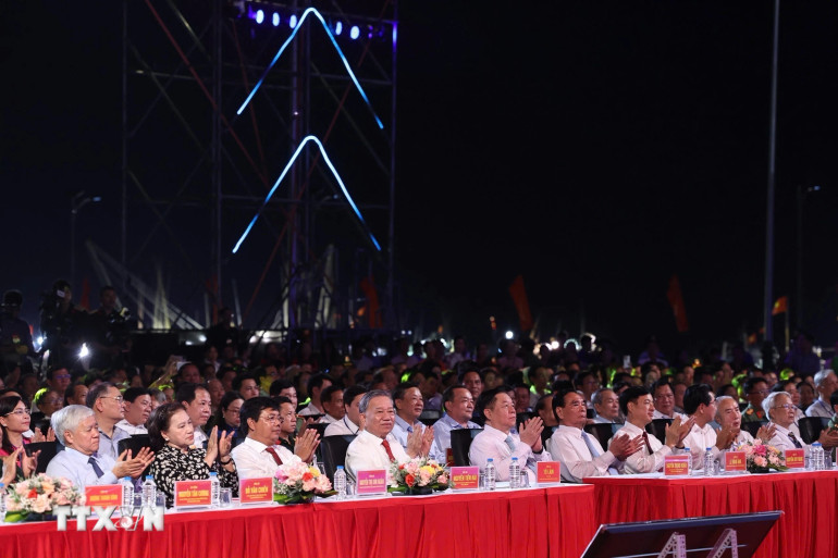 Tổng Bí thư Tô Lâm với các đồng chí lãnh đạo, nguyên lãnh đạo Đảng và Nhà nước tham dự chương trình. (Ảnh: Thống Nhất/TTXVN) Tổng Bí thư Tô Lâm với các đồng chí lãnh đạo, nguyên lãnh đạo Đảng và Nhà nước tham dự chương trình. (Ảnh: Thống Nhất/TTXVN)