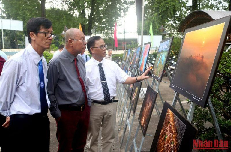 Khách tham quan triển lãm trưng bày tại Thư viện tỉnh Trà Vinh. Khách tham quan triển lãm trưng bày tại Thư viện tỉnh Trà Vinh.