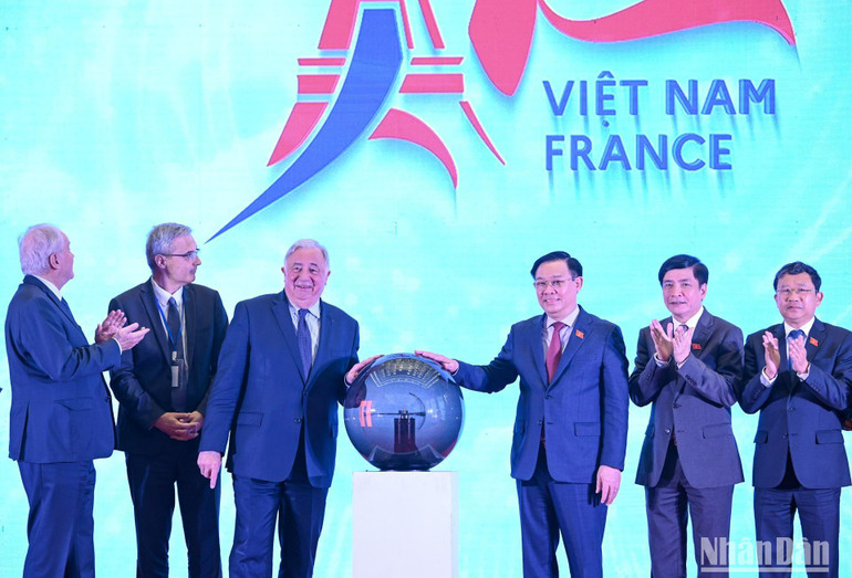 Chủ tịch Quốc hội Vương Đình Huệ và Chủ tịch Thượng viện Cộng hòa Pháp Gérard Larcher cùng đại biểu hai nước thực hiện nghi thức công bố biểu trưng 50 năm quan hệ ngoại giao Việt Nam-Pháp.