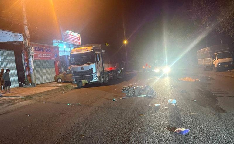 Hiện trường vụ tại nạn giao thông liên hoàn xảy ra giữa xe máy biển kiểm soát 47B1- 643.29 với ô-tô biển kiểm soát 47H -002.05 và ô-tô biển kiểm soát 47D-01037 trên đường Hà Huy Tập, thành phố Buôn Ma Thuột