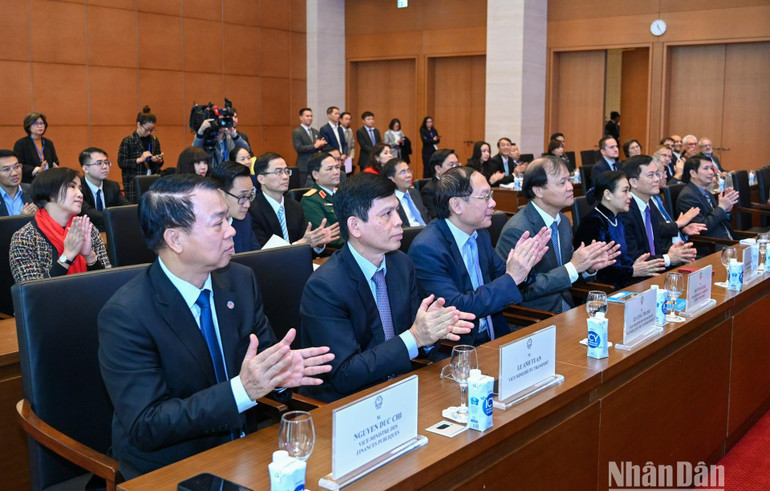 Các đại biểu dự buổi lễ.