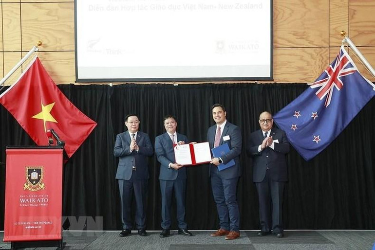 Chủ tịch Quốc hội Vương Đình Huệ chứng kiến lễ trao đổi Biên bản ghi nhớ giữa các trường đại học của New Zealand và Việt Nam. (Ảnh: Doãn Tấn/TTXVN)