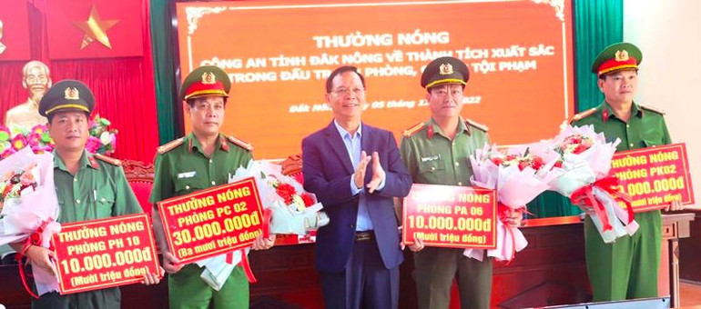 Đồng chí Ngô Thanh Danh, Bí thư Tỉnh ủy, trao thưởng cho các đơn vị thuộc Công an tỉnh Đắk Nông. Đồng chí Ngô Thanh Danh, Bí thư Tỉnh ủy, trao thưởng cho các đơn vị thuộc Công an tỉnh Đắk Nông.