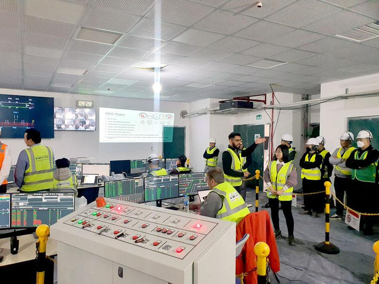 Không khí làm việc khẩn trương tại nhà điều hành trung tâm.