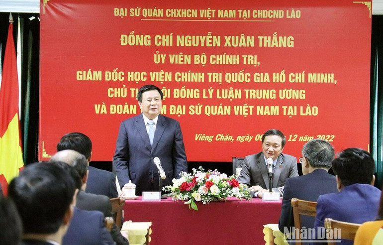 Đồng chí Nguyễn Xuân Thắng đến thăm và nói chuyện tại Đại sứ quán Việt Nam tại Lào.