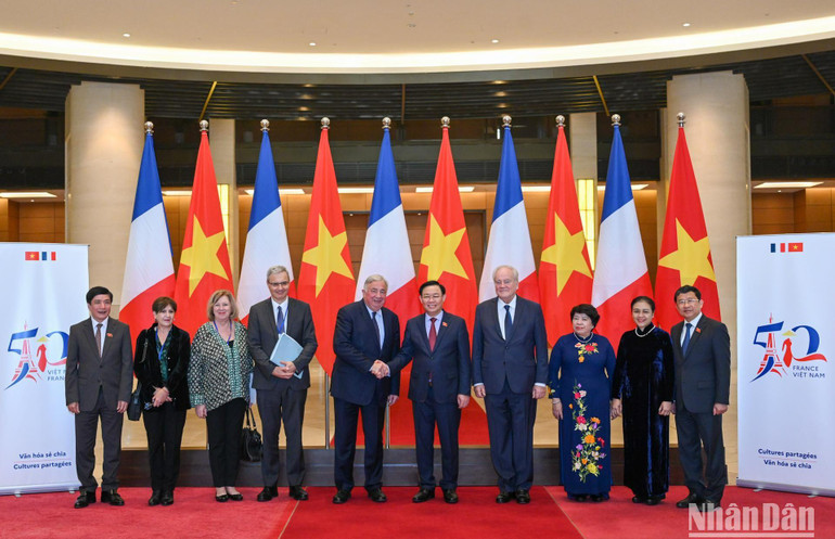 Chủ tịch Quốc hội Vương Đình Huệ và Chủ tịch Thượng viện Cộng hòa Pháp Gérard Larcher và các đại biểu chụp ảnh lưu niệm sau khi kết thúc buổi lễ.