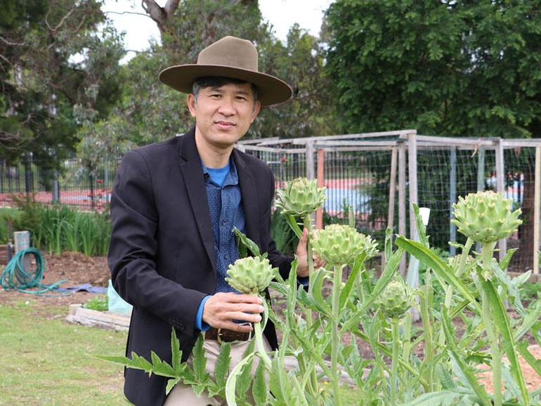 Tiến sĩ Nguyễn Văn Kiền trong vườn rau hữu cơ của gia đình tại Canberra.