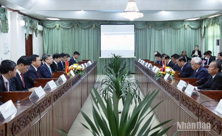 Quang cảnh buổi làm việc giữa đồng chí Nguyễn Xuân Thắng với đồng chí Khamphanh Pheuyavong.