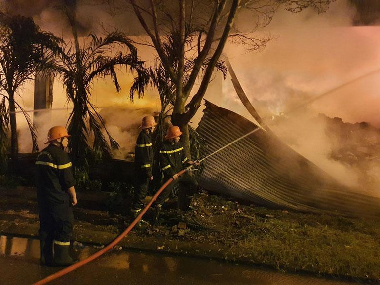 Lực lượng chức năng nỗ lực dập lửa.