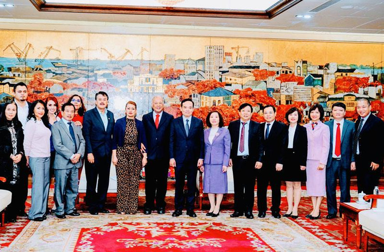 Các đại biểu chụp ảnh lưu niệm.