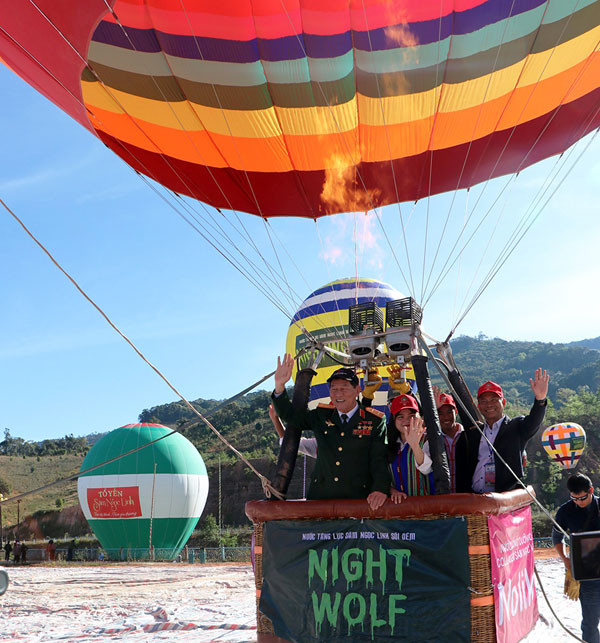 Các học sinh xuất sắc của huyện Tu Mơ Rông bay khinh khí cầu cùng Anh hùng Phạm Tuân.