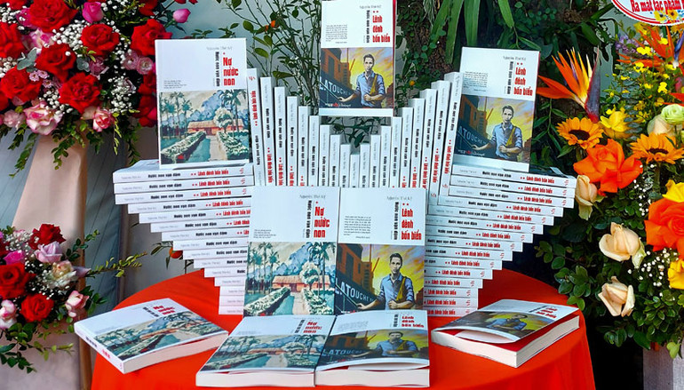 Trưng bày tập 2 "Lênh đênh bốn biển" của bộ sách tại lễ ra mắt. Trưng bày tập 2 "Lênh đênh bốn biển" của bộ sách tại lễ ra mắt.