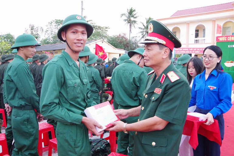 Thiếu tướng Đoàn Thanh Xuân - Phó Chính ủy Quân khu 9 tặng quà cho thanh niên Sóc Trăng nhập ngũ.