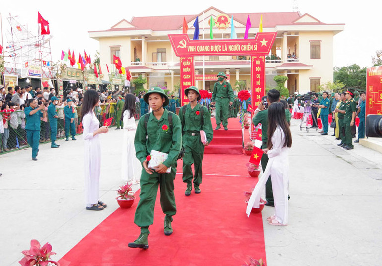 Thanh niên Sóc Trăng trúng tuyển nghĩa vụ hăng hái lên đường bảo vệ Tổ quốc.