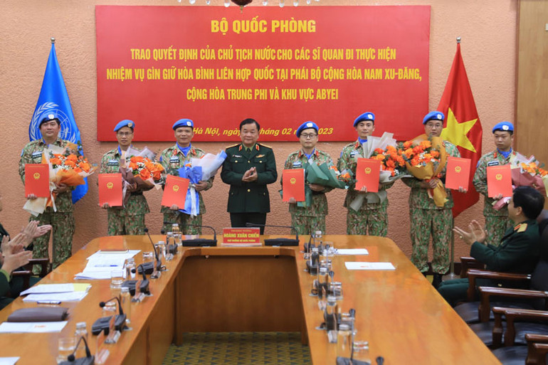 Thừa ủy quyền của Chủ tịch nước, Thượng tướng Hoàng Xuân Chiến trao Quyết định của Chủ tịch nước cho các sĩ quan lên đường làm nhiệm vụ gìn giữ hòa bình Liên hợp quốc.