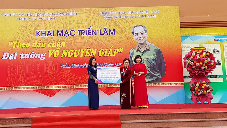 Tác giả Nguyễn Thị Mỹ Dung tặng bộ pano thơ, diễn ca “Theo dấu chân Đại tướng Võ Nguyên Giáp” cho Bảo tàng Quảng Bình.