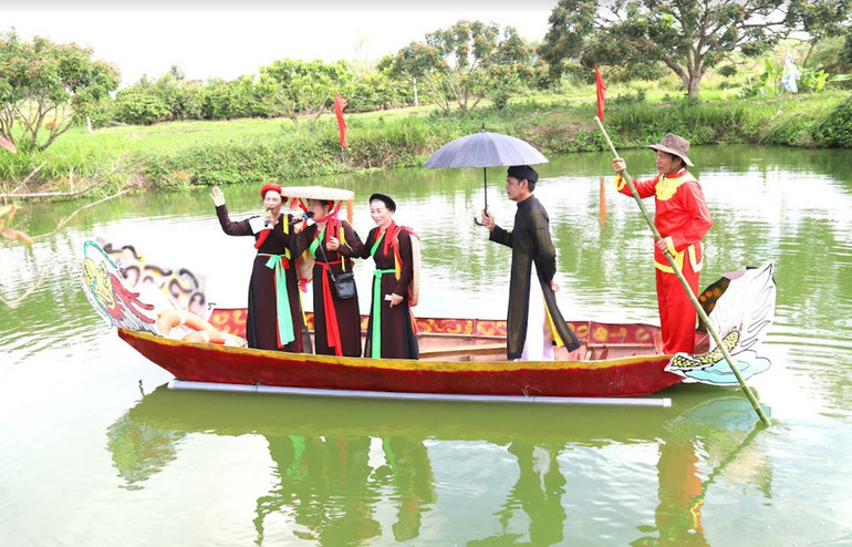 Hát quan họ trên thuyền tại Giải vật truyền thống xã Vụ Bổn.