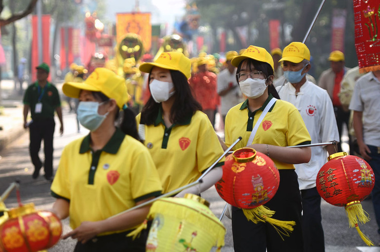 Người dân tham gia lễ nghinh thần trên đường phố Biên Hòa. Người dân tham gia lễ nghinh thần trên đường phố Biên Hòa.